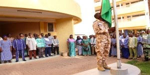 Montée des couleurs au CSC : conseillers et personnel administratif honorent le drapeau national 